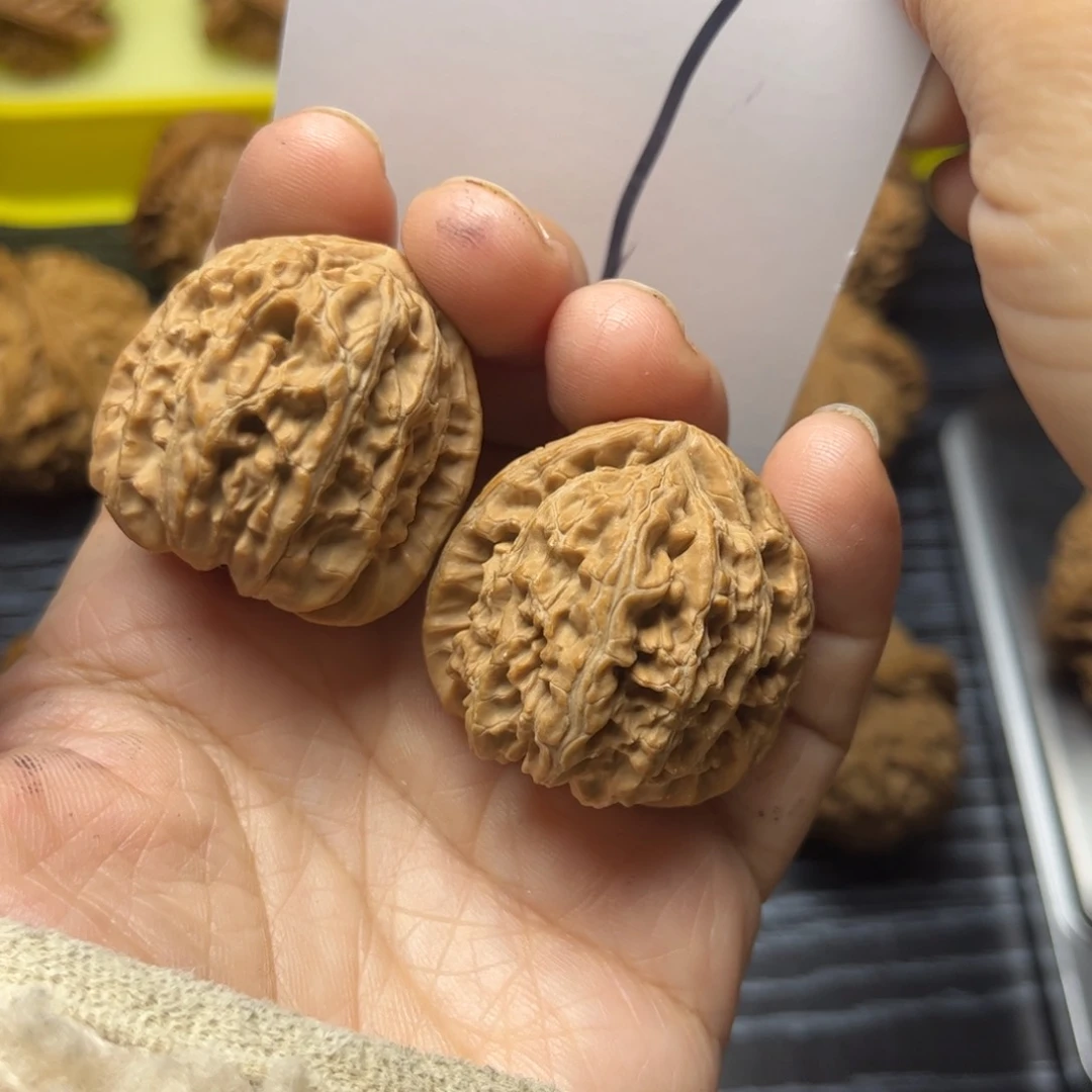 文玩核桃吊坠三角白