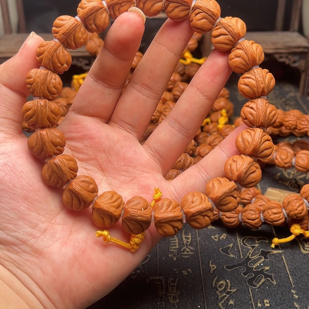 桃核吊坠桃和手持