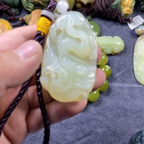 未镶嵌蛇纹石玉颈饰