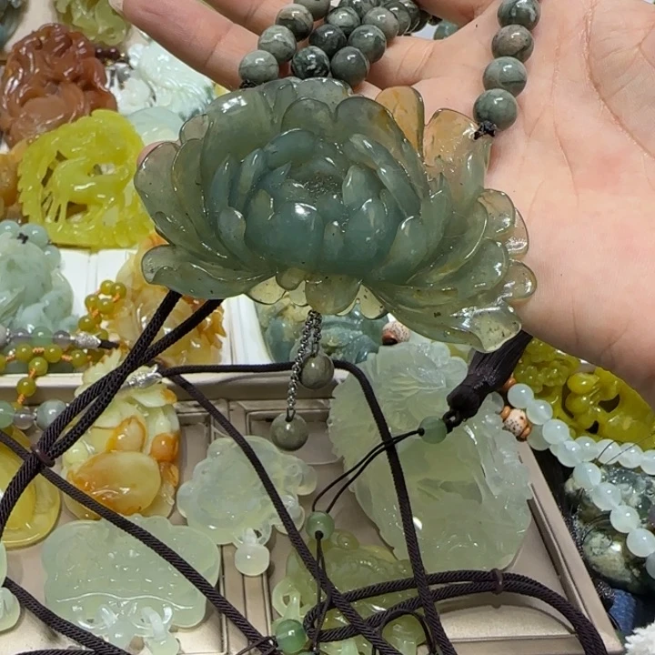 蛇纹石玉吊坠未镶嵌恋****蛋