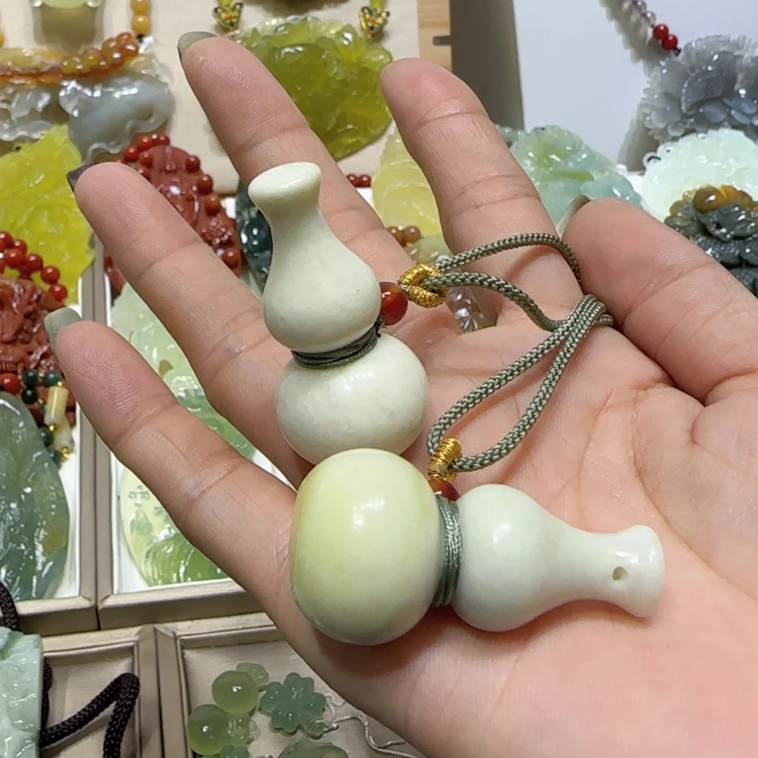 未镶嵌蛇纹石玉吊坠