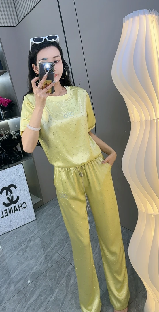 极简风辣妹风轻熟风时尚套装休闲短袖醋酸缎面轻奢重工烫钻两件套