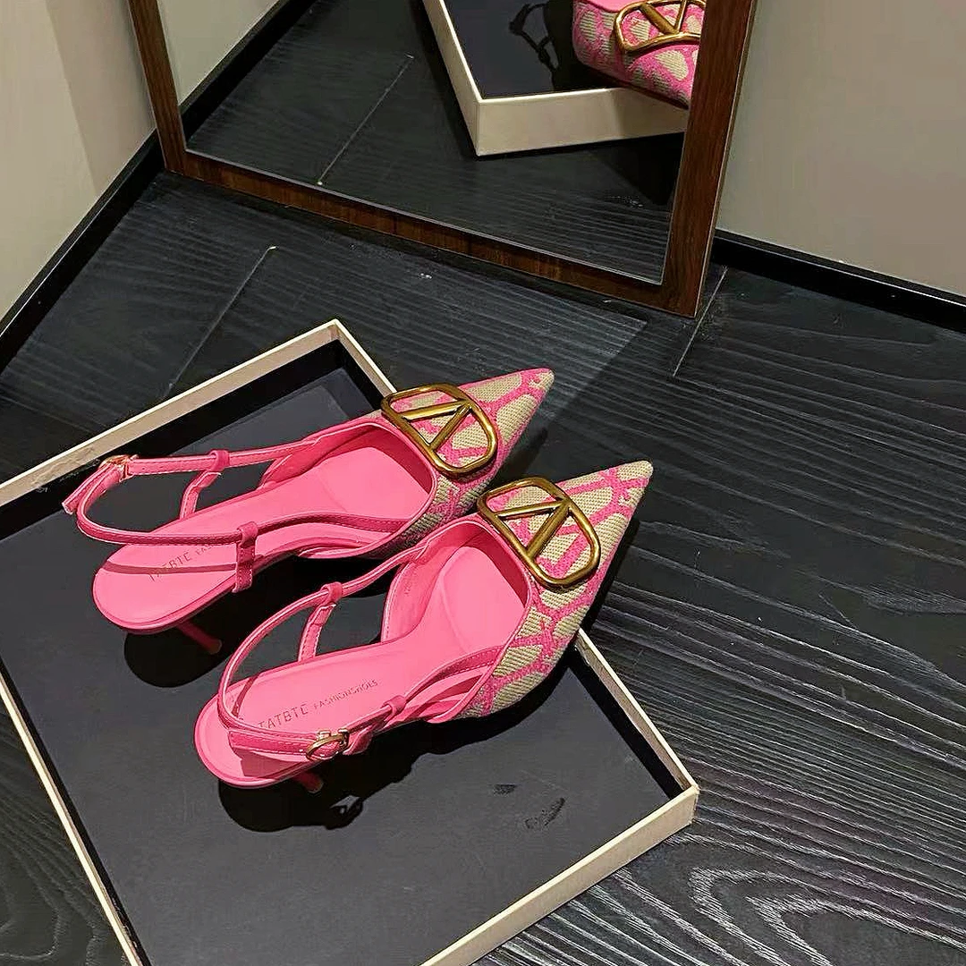 【8公分】2025春夏新款时尚金属扣尖头一字带编织字母高跟后空单鞋