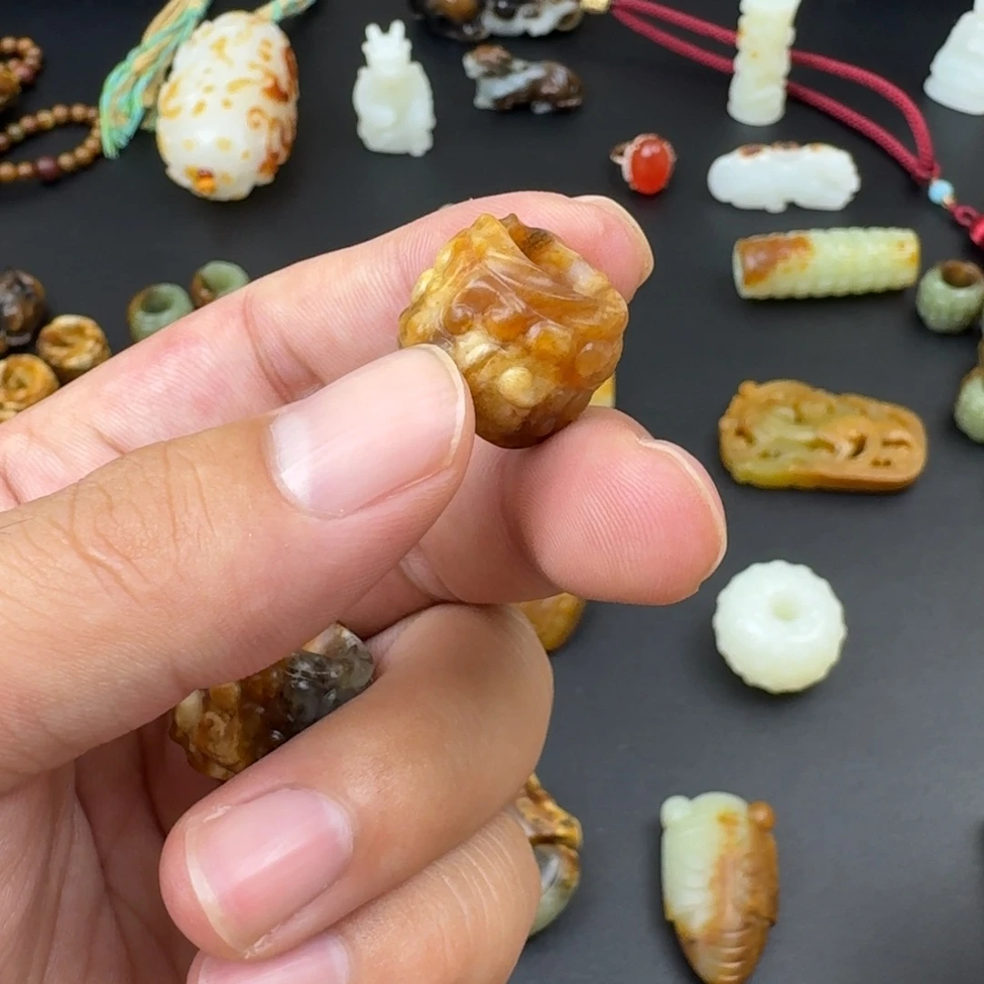 股***考颈饰未镶嵌和田玉（糖玉）