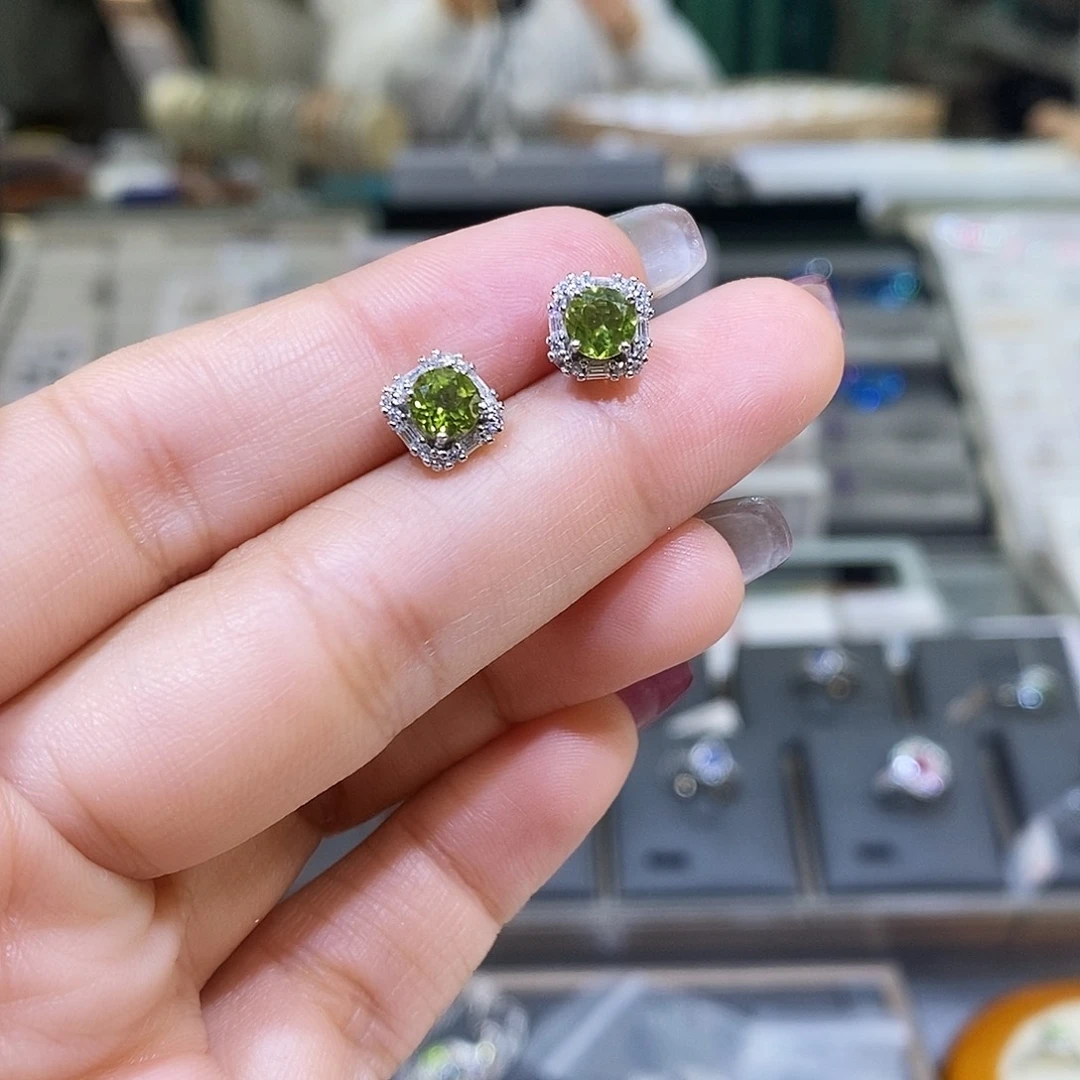 橄榄石耳饰银S925镶嵌天然橄榄石耳饰