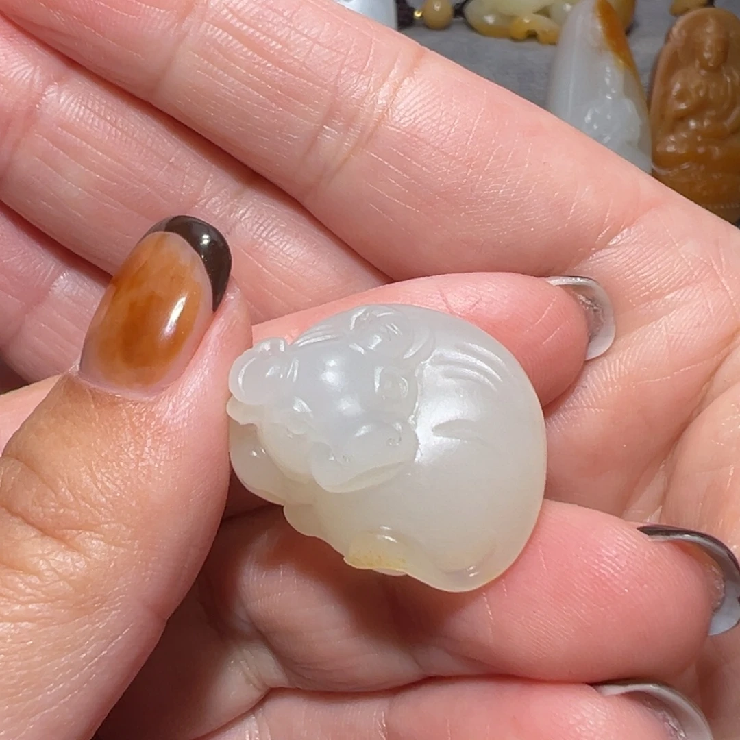 蓝***瑟和田玉未镶嵌颈饰