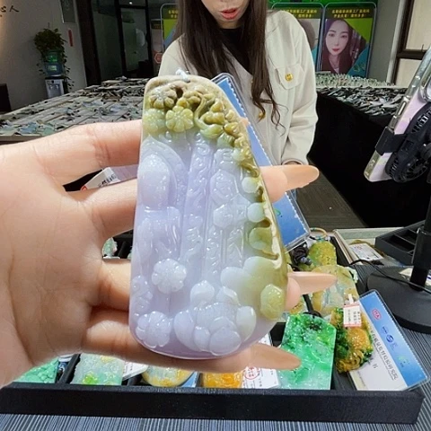 翡翠未镶嵌颈饰一个