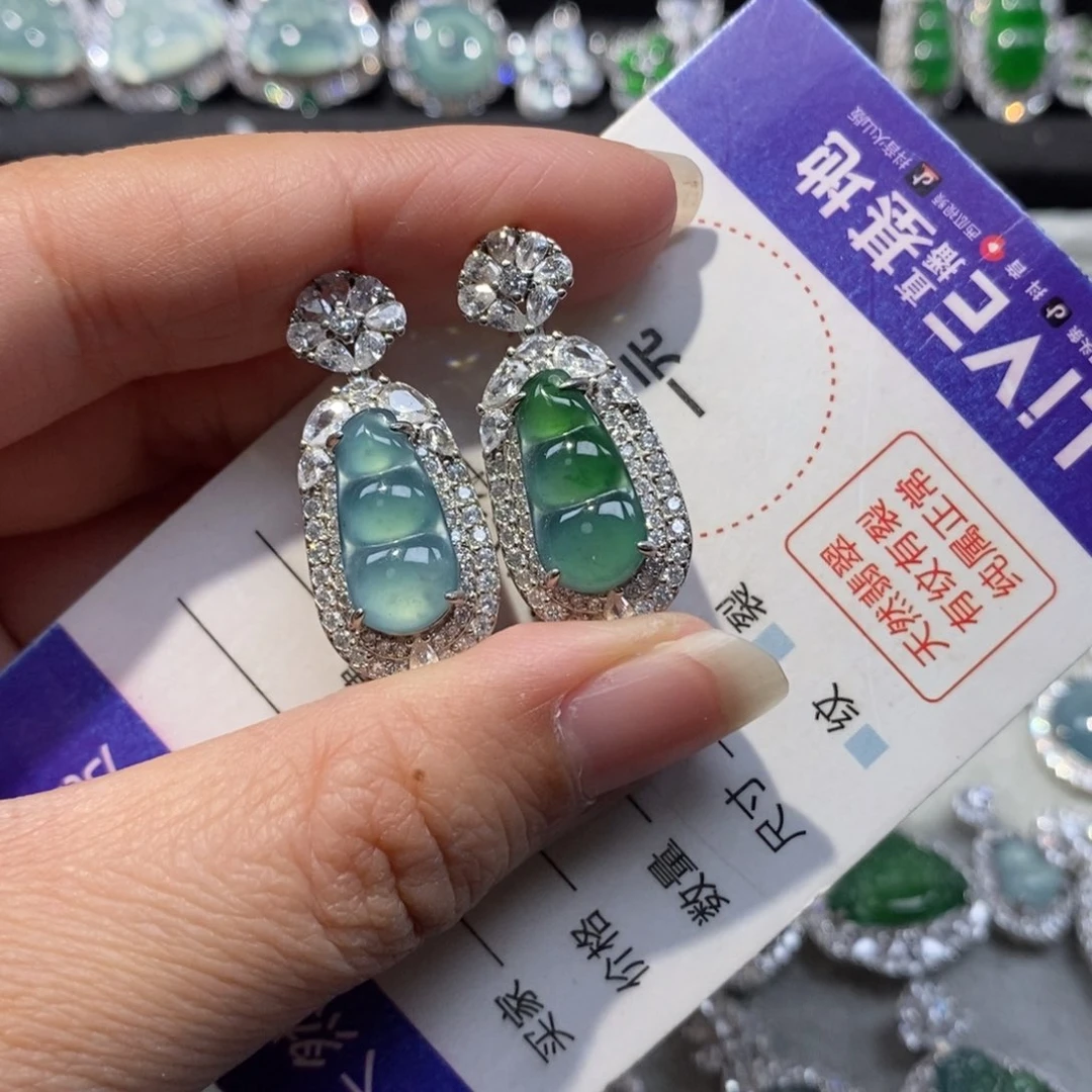 翡翠颈饰未镶嵌“**”翡翠两个