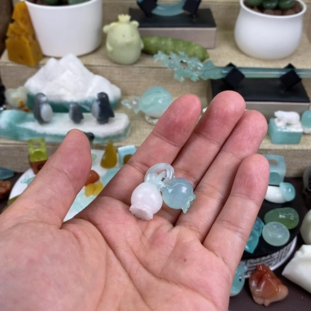 蛇纹石玉合金颈饰兔***