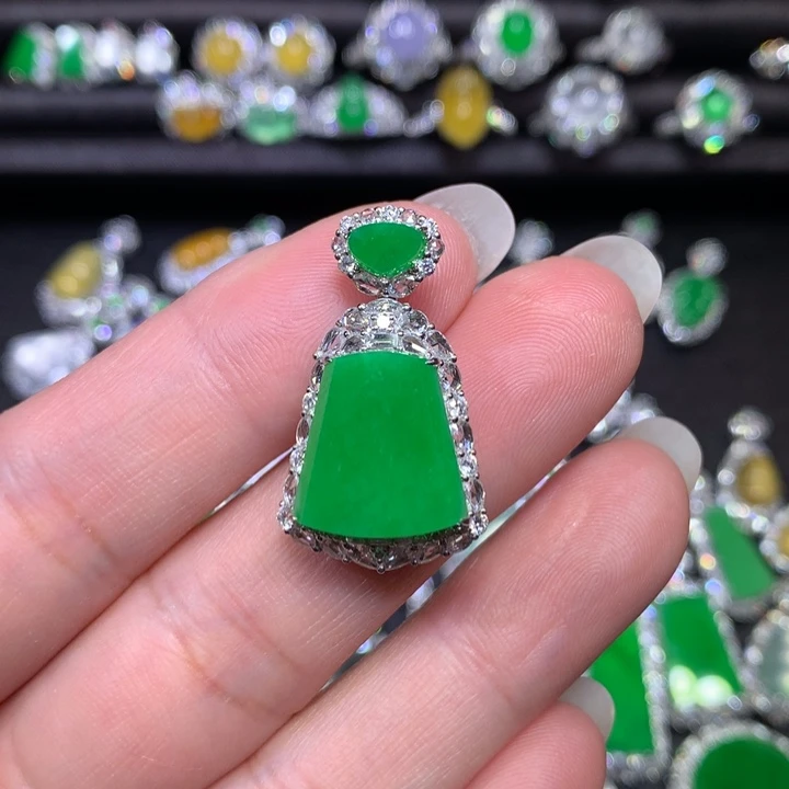 翡翠18K金镶嵌颈饰冰绿无事牌