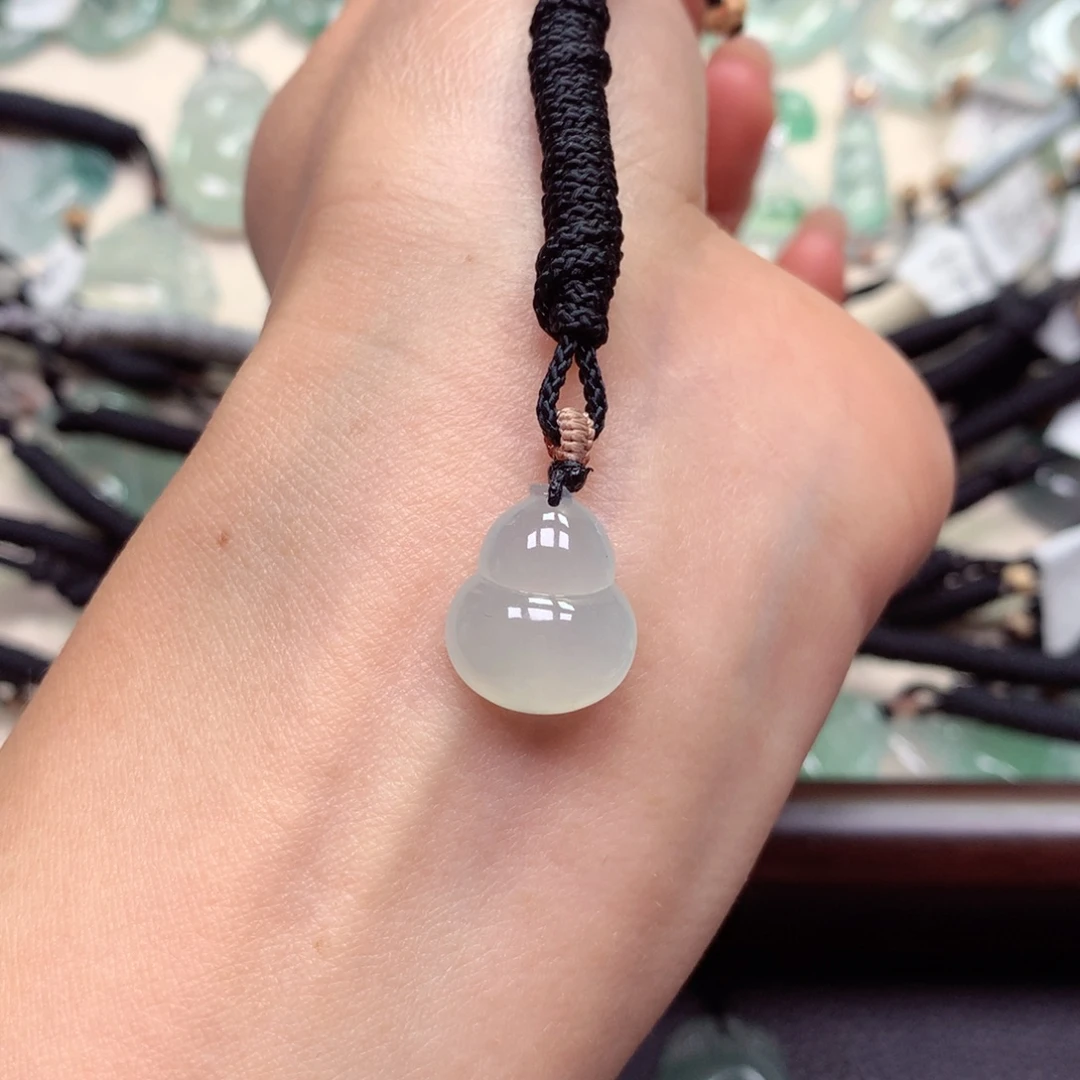 翡翠未镶嵌颈饰葫芦