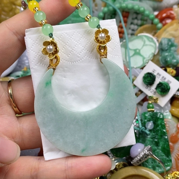 翡翠吊坠(赠链)未镶嵌