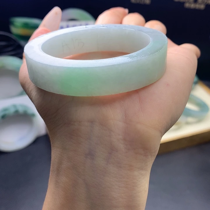 定制翡翠未镶嵌翡翠手镯