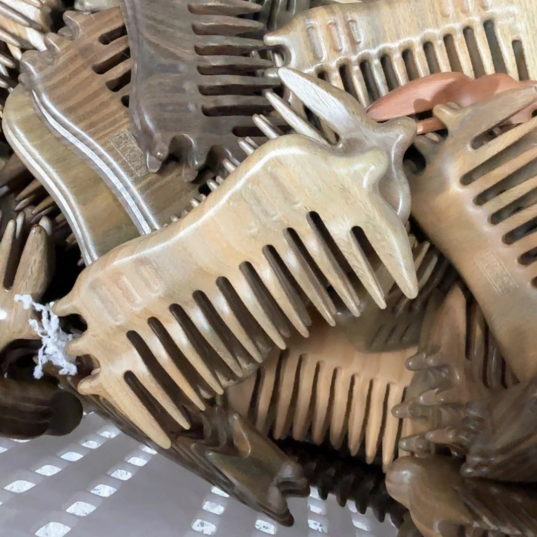 绿檀木猪猪梳子瑕疵