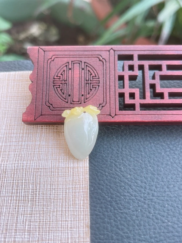 天然缅甸翡翠A货.冰润福运当头黄翡福桃吊坠.尺寸22.4-15.5-7.3