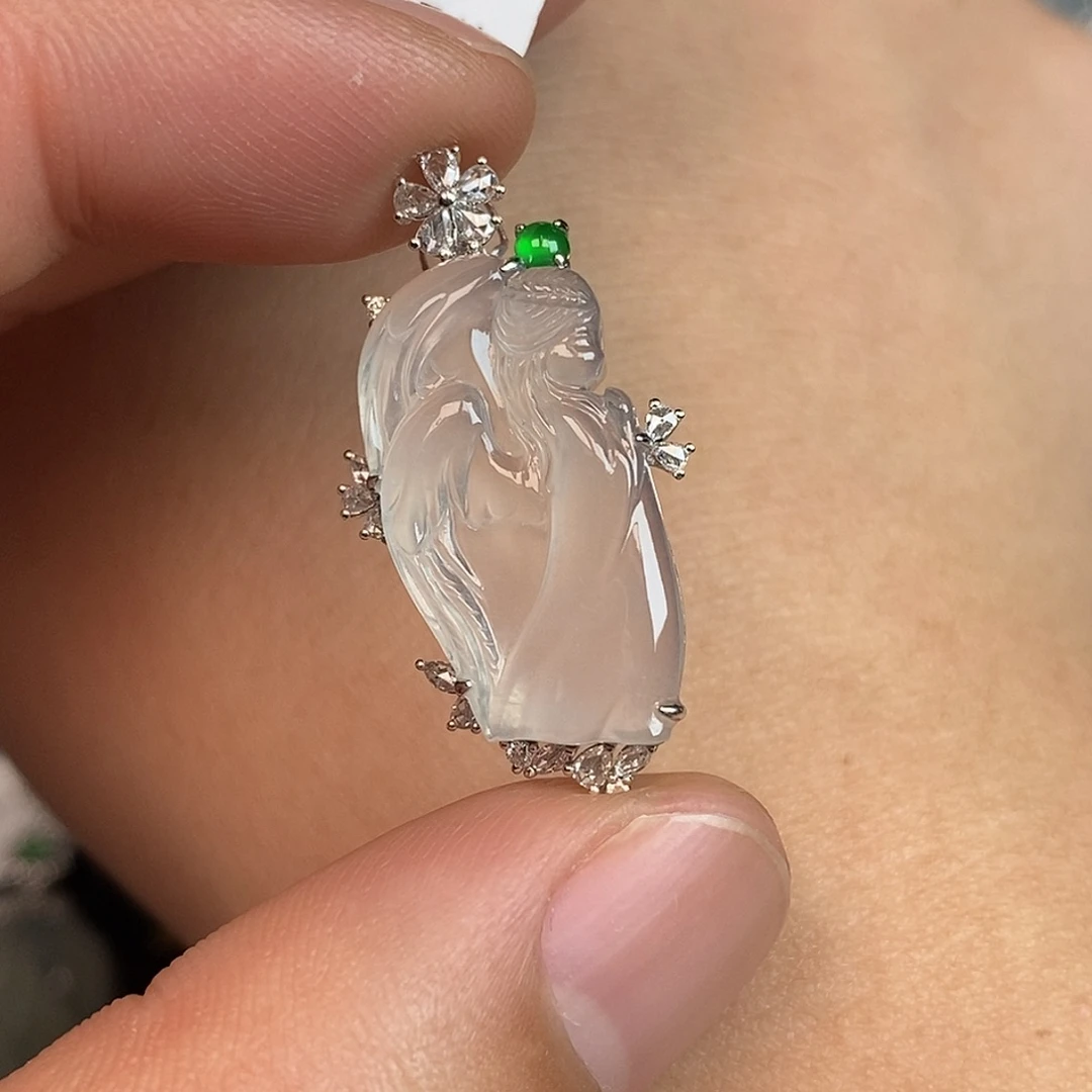 翡翠18K金镶嵌颈饰天使