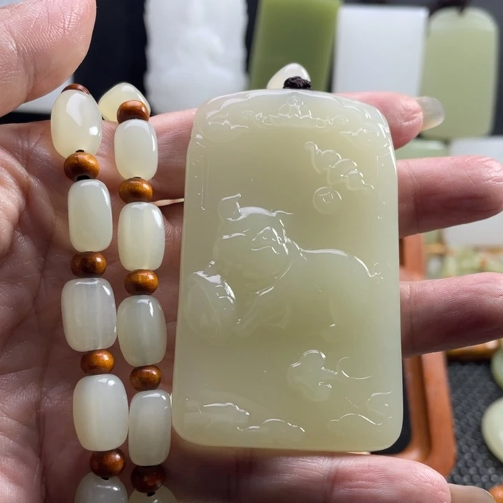 郑***良新疆昆仑山料生肖猪