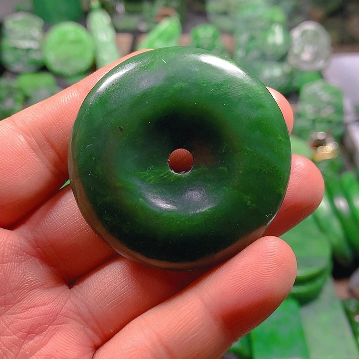 布***李和田玉（碧玉）未镶嵌珠宝半成品