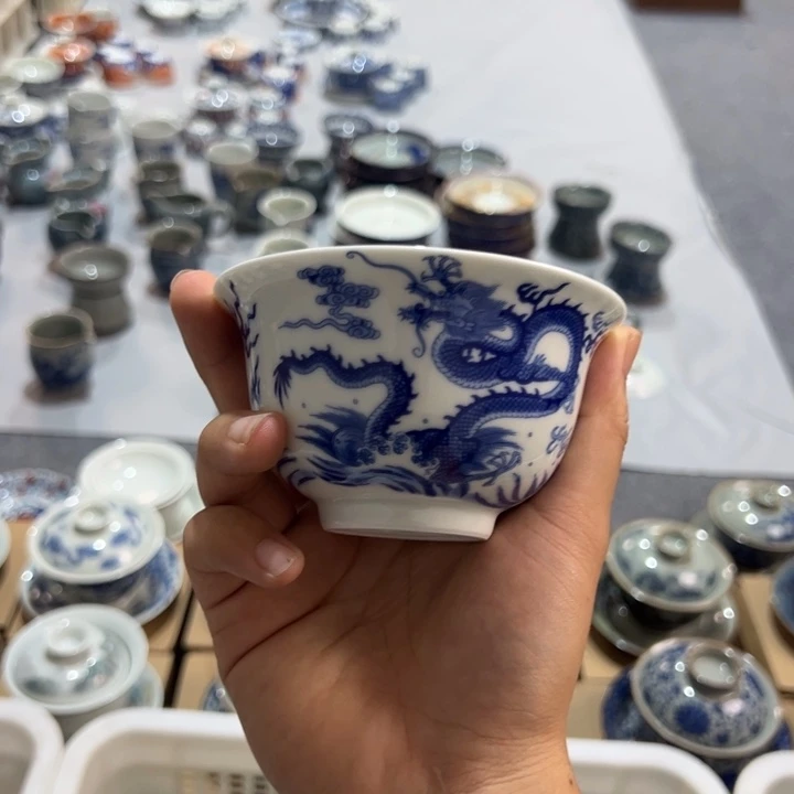 白青花双龙戏珠大压手微瑕