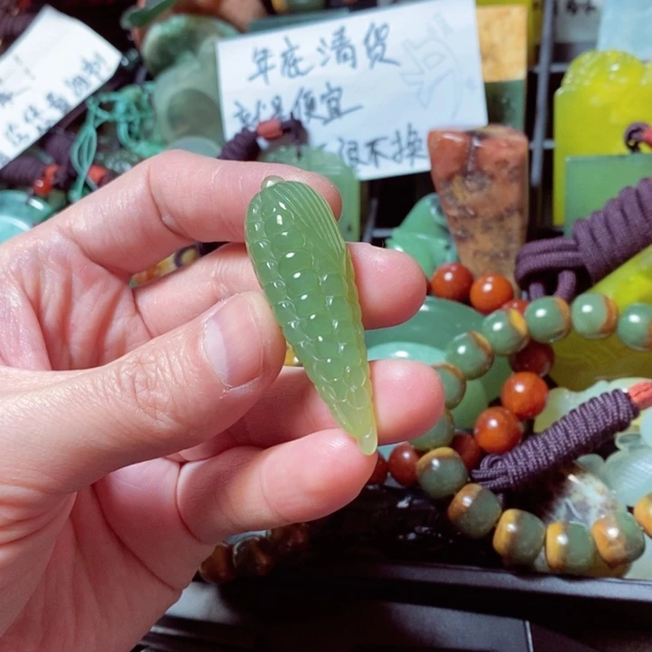 蛇纹石玉颈饰未镶嵌