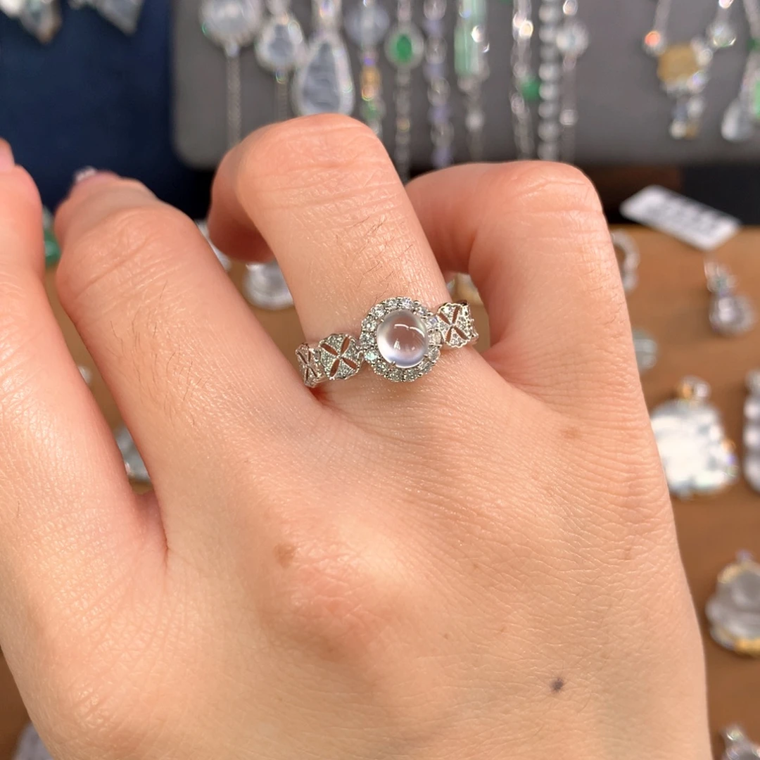 温***两翡翠18K金镶嵌戒指白蛋面