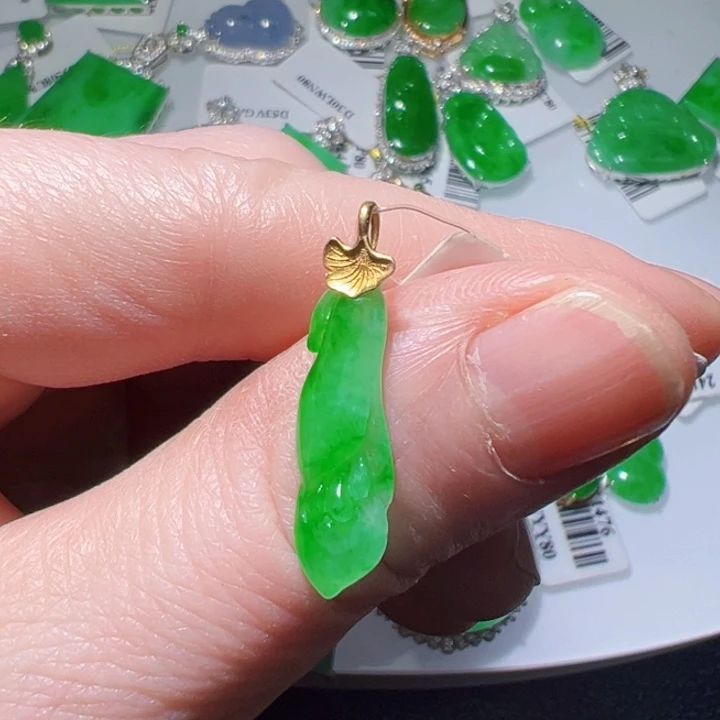 颈饰18K金镶嵌翡翠