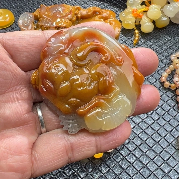 石英质玉（黄龙玉）颈饰未镶嵌