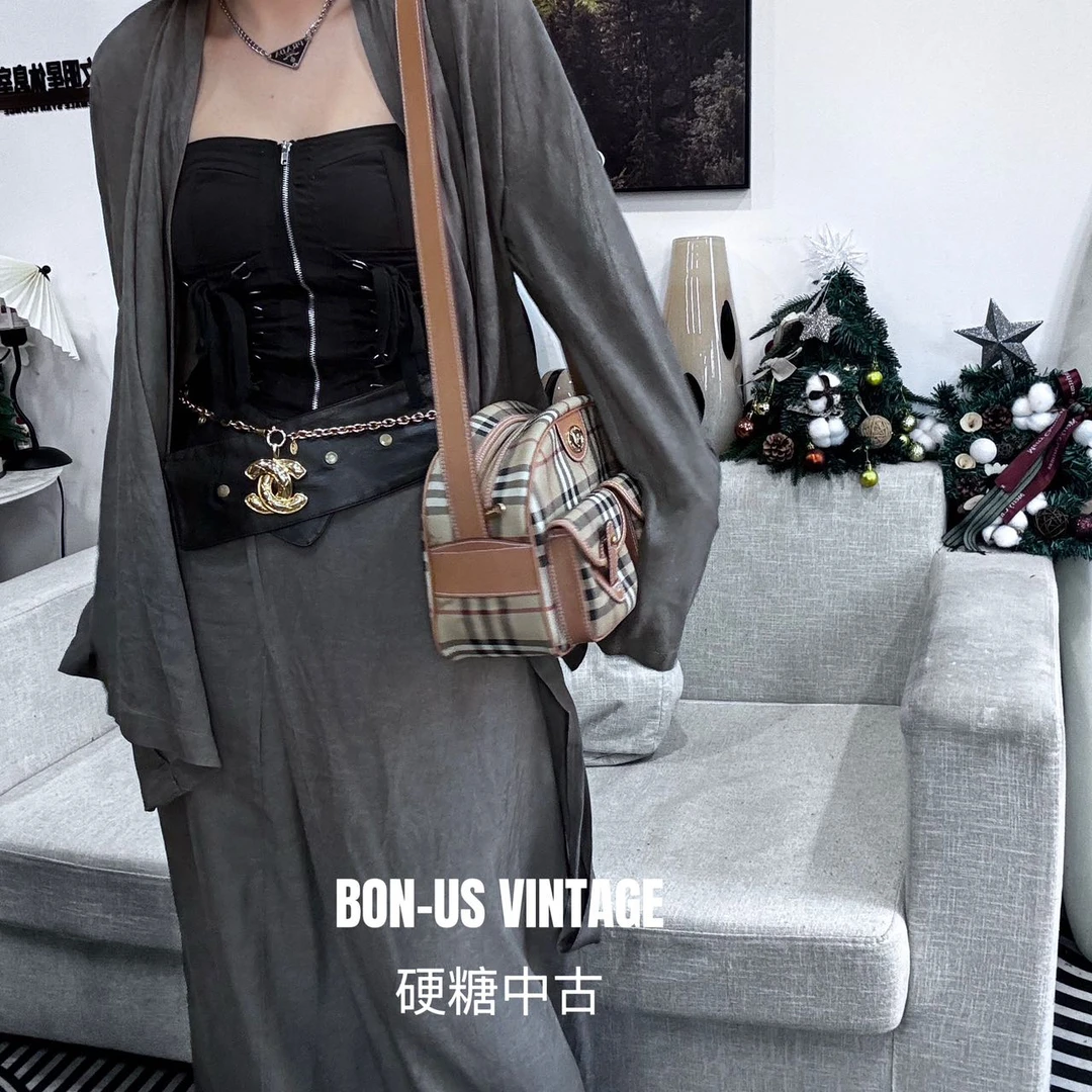 95新 BURBERRY/博柏利 8613430/口袋保龄球斜挎配皮换新