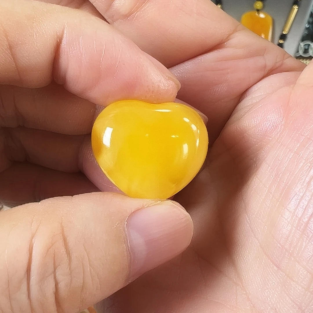 琥珀未镶嵌颈饰琥珀蜜蜡焦皮料满蜡爱心