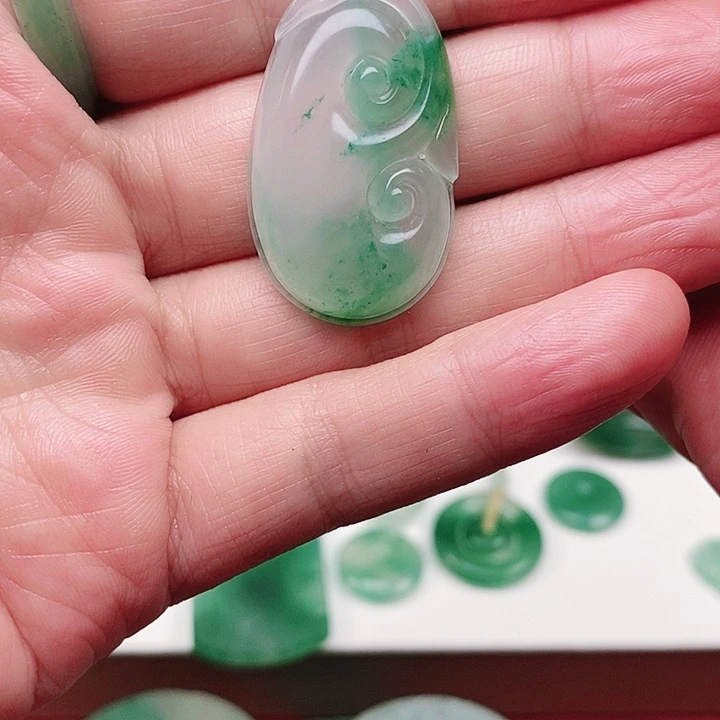 颈饰未镶嵌石英质玉