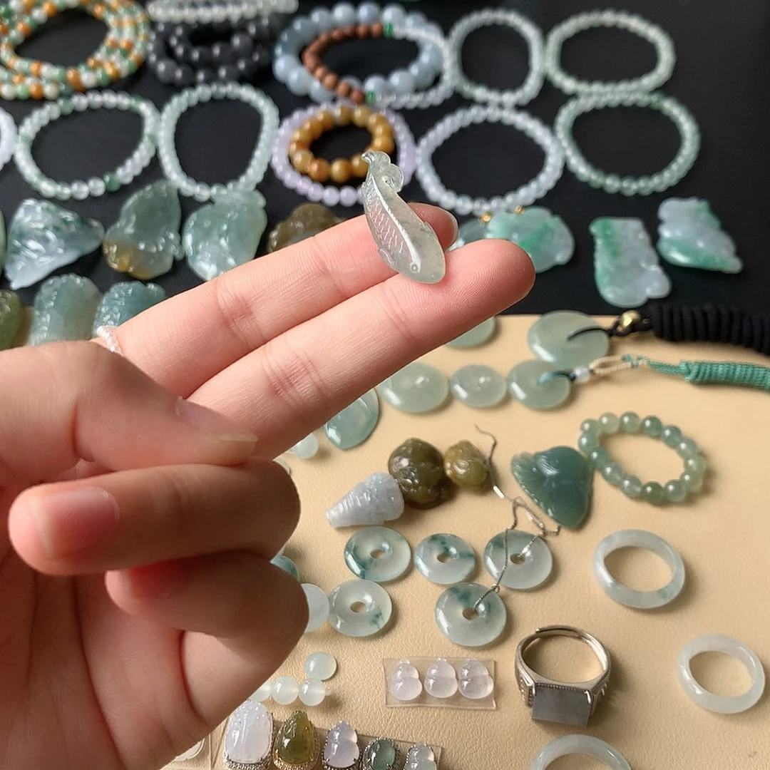 翡翠未镶嵌颈饰鱼