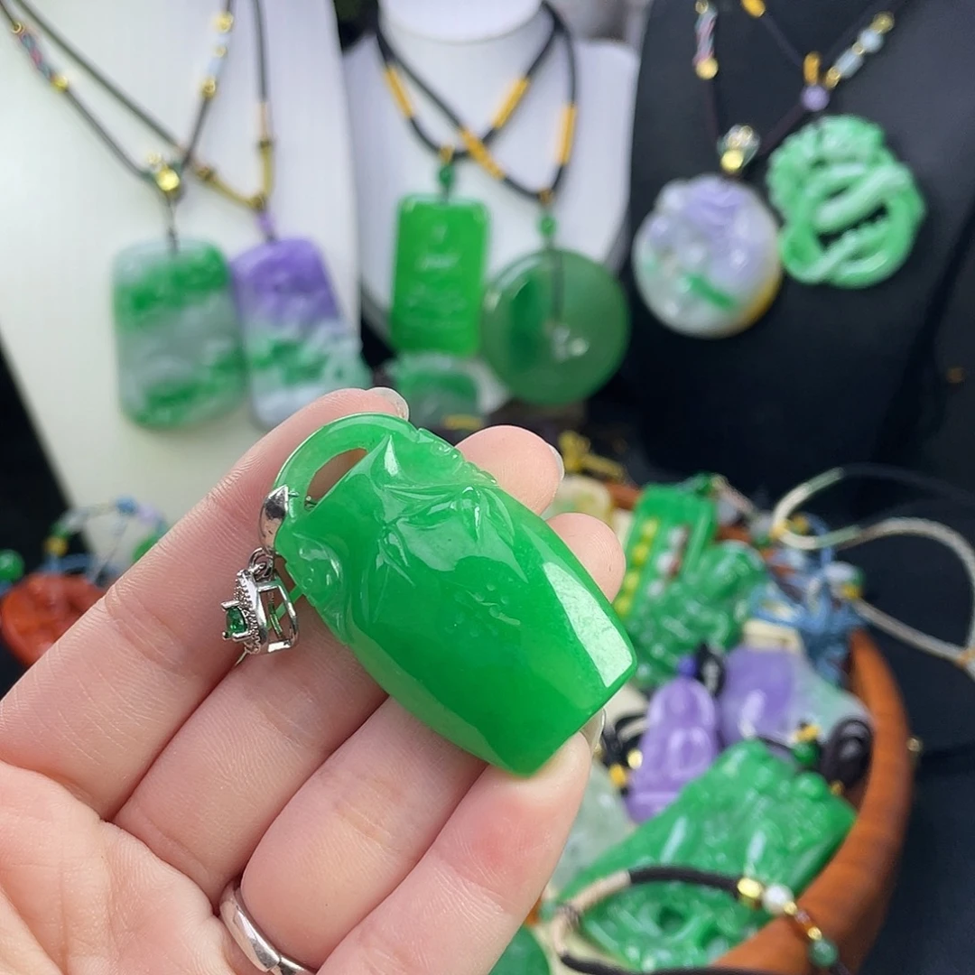 翡翠未镶嵌吊坠(赠链)