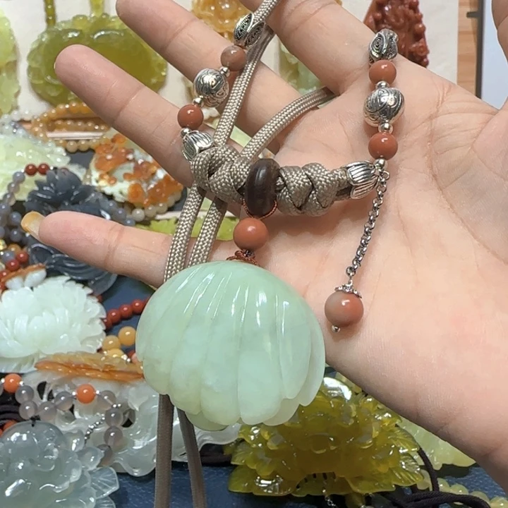 未镶嵌蛇纹石玉吊坠