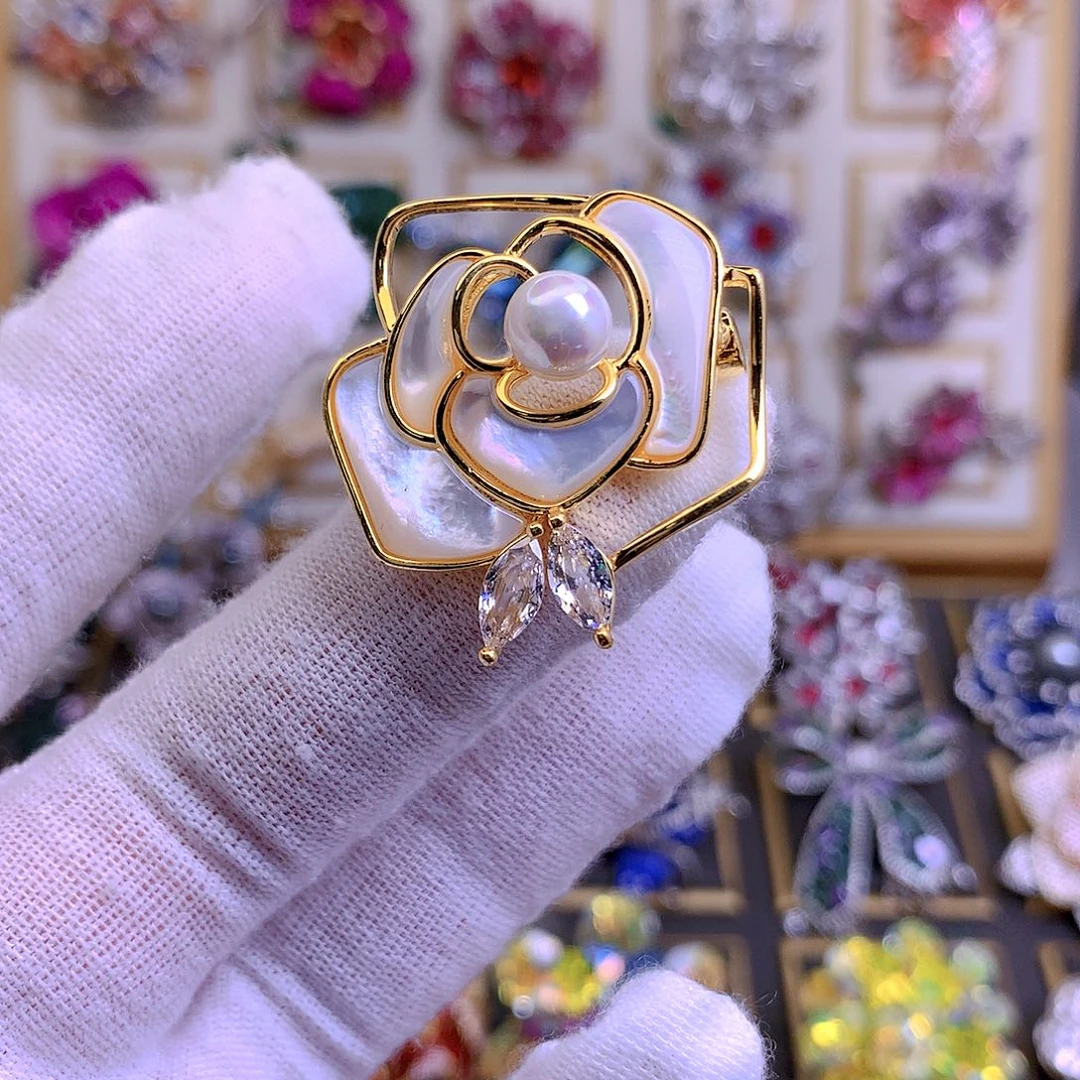 铜合金仿水晶胸针