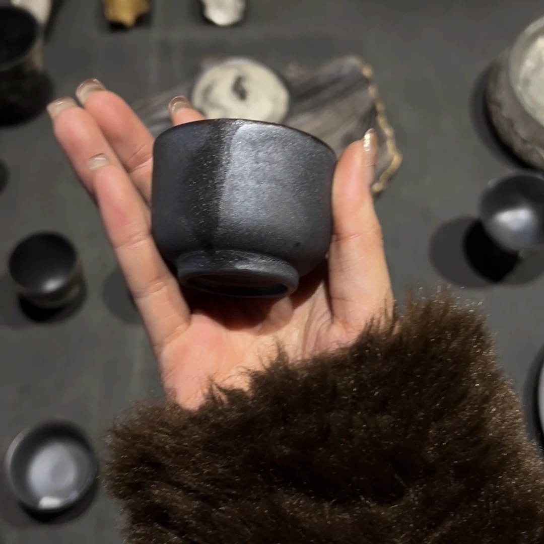 瓷片陶瓷。    陶瓷。