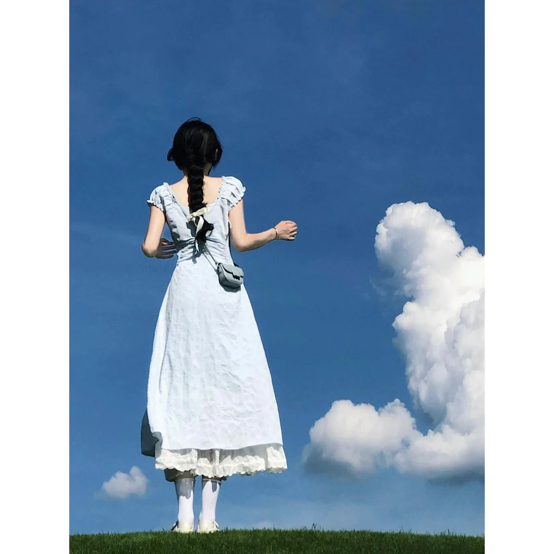 夏季度假风蓝色花边连衣裙女2025新款假两件减龄镂空A字裙大摆裙