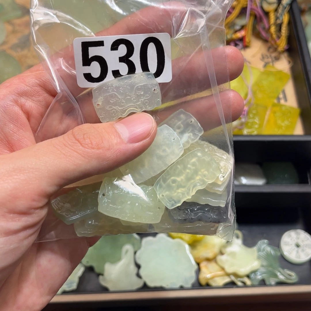 蛇纹石玉颈饰合金