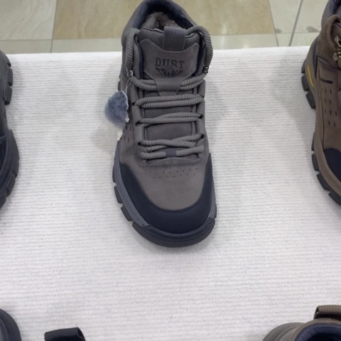 吉***子磨砂皮（牛皮）时尚休闲真皮羊毛男鞋42码