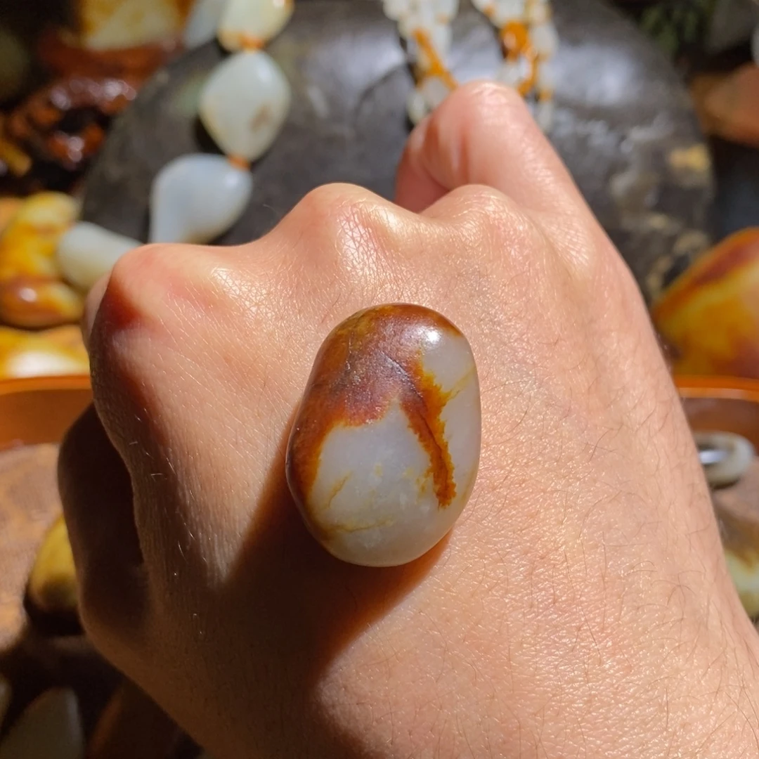 李***和田玉未镶嵌颈饰