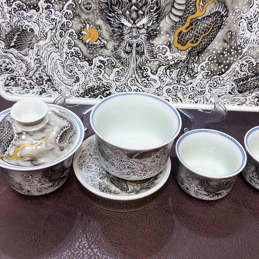 摆件景德镇陶瓷艺术展在上海举办期间展出作品达百