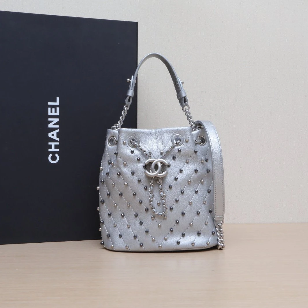 99新 Chanel/香奈儿 小花姑姑969407 银色 24开 抽绳 水桶包