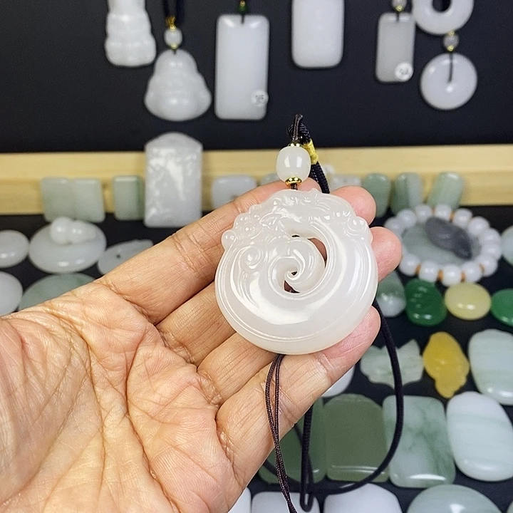 石英质玉（金丝玉）未镶嵌颈饰