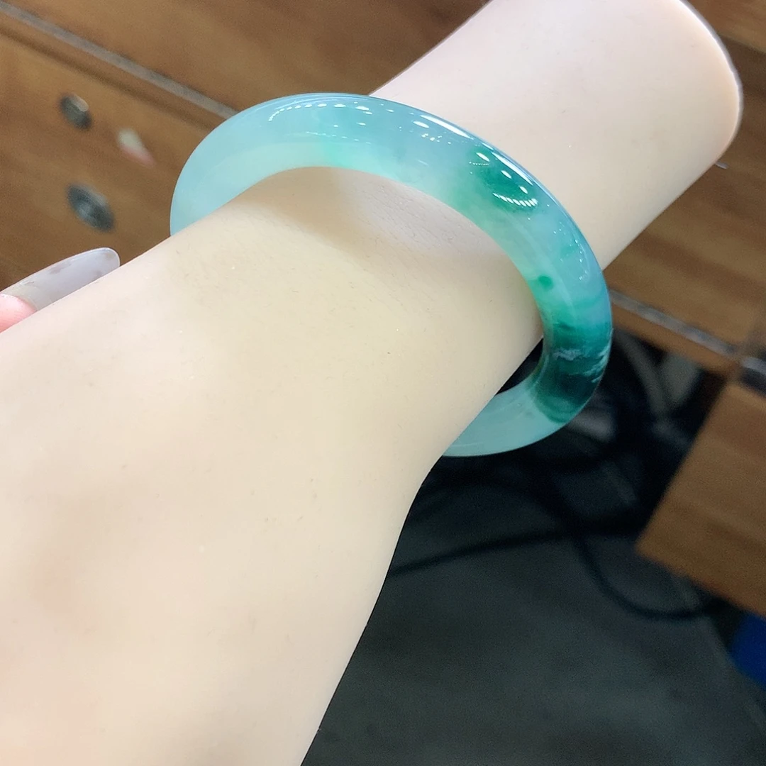 翡翠未镶嵌手镯（圆镯）49号冰种高级孔雀绿 大漏巨漏！