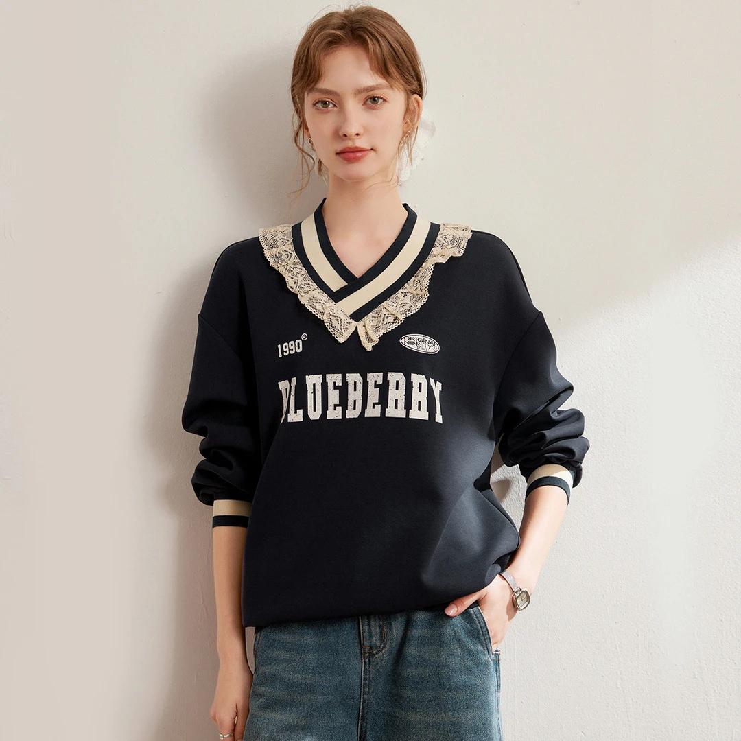 白鹿语25春款时尚休闲复古印花宽松落肩袖撞色花边V领卫衣BY20080