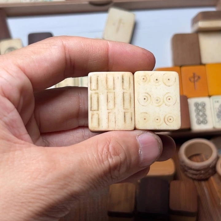 杵***人实心竹雕刻手把件