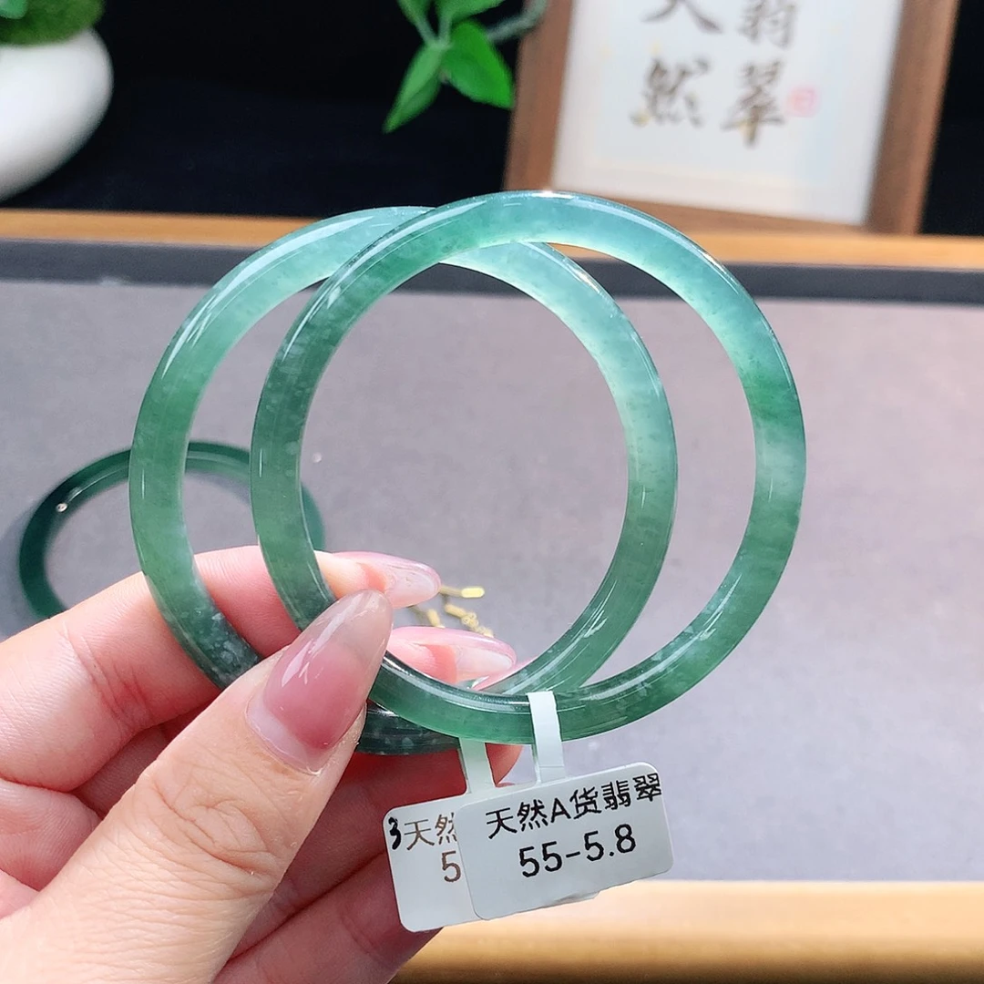 未镶嵌手镯（圆镯）翡翠