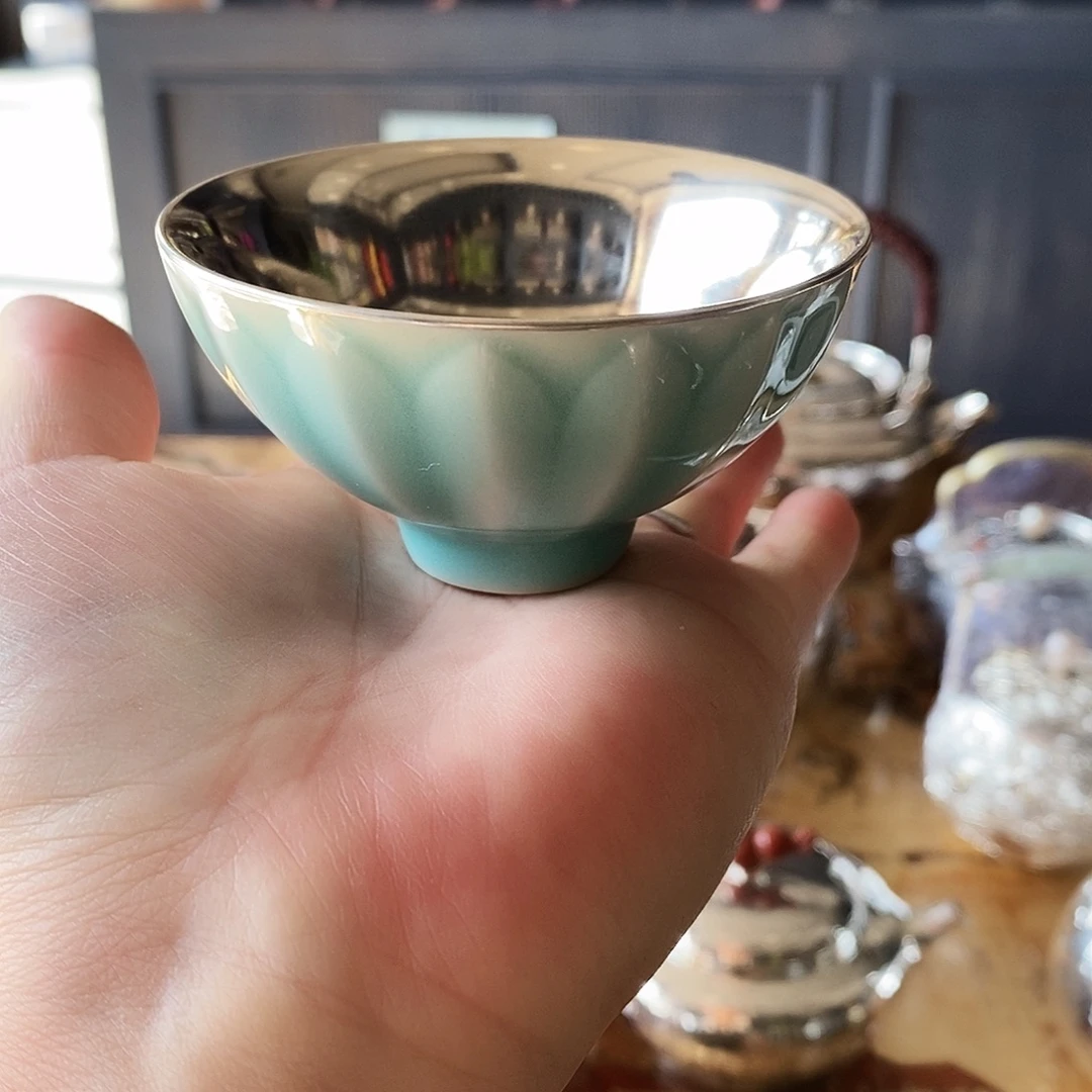 杯子内胆是足银的外壳是瓷器