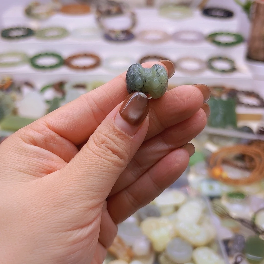 懿***饭和田玉未镶嵌颈饰