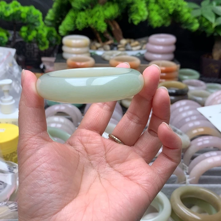 羊***咩石英质玉（佘太翠）未镶嵌手镯