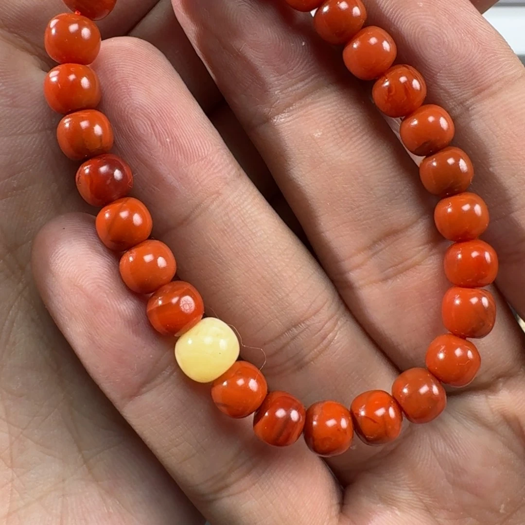 南红玛瑙柿子红老型手串7mm,有纹有双色未镶嵌斯**特